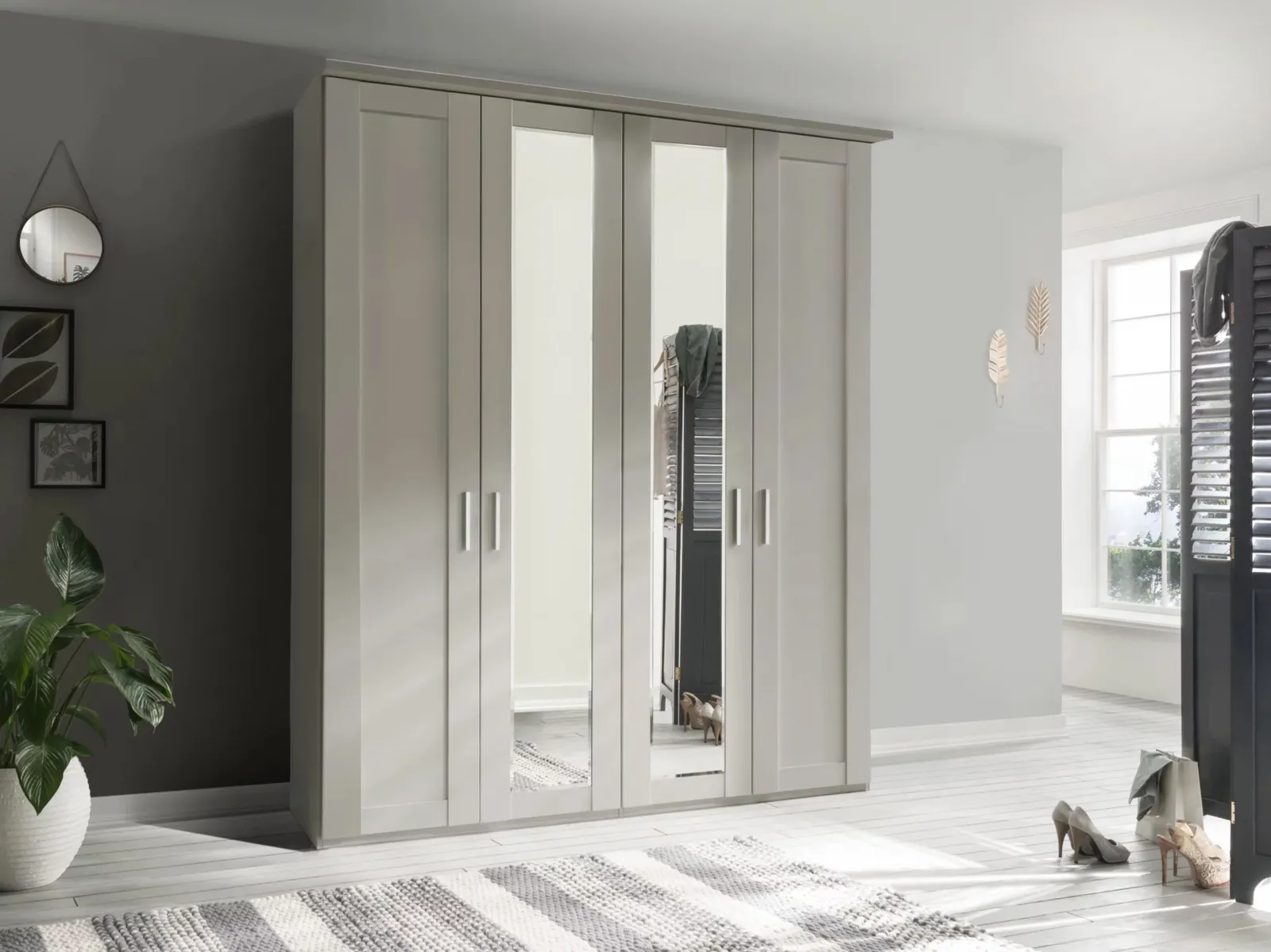 4 Door Wardrobe With 2 Centre Mirror Doors